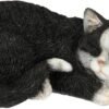 Ibenzoa® Levensecht liggend kattenbeeldje voor sfeervolle tuin- en huisdecoratie