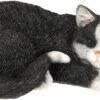 Ibenzoa® Levensecht liggend kattenbeeldje voor sfeervolle tuin- en huisdecoratie
