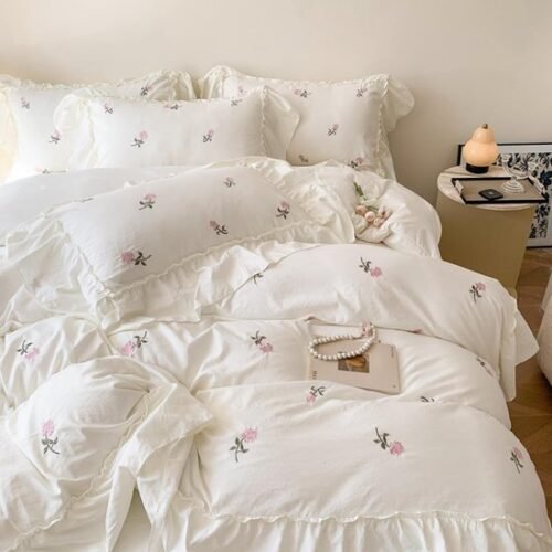 Unyqoos® Romantisch beddengoed met ruches en bloemenpatroon in zachte kleuren