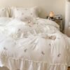 Unyqoos® Romantisch beddengoed met ruches en bloemenpatroon in zachte kleuren