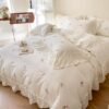 Unyqoos® Romantisch beddengoed met ruches en bloemenpatroon in zachte kleuren