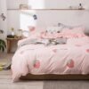 550x550-12330.jpg Unyqoos® Roze Aardbeien Kinderbeddengoedset met Omkeerbaar Gestreept Ontwerp en Kussensloop, 140 x 200 cm