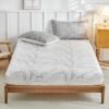 Unyqoos® Complete vierdelige beddengoedset in grijs en wit voor optimaal slaapcomfort