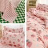 550x550-12800.jpg Unyqoos® Roze microvezel beddengoedset met aardbeien en ritssluiting voor meisjes