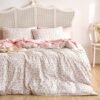 Unyqoos® Omkeerbare beddenset met botanisch patroon in roze en wit microvezel