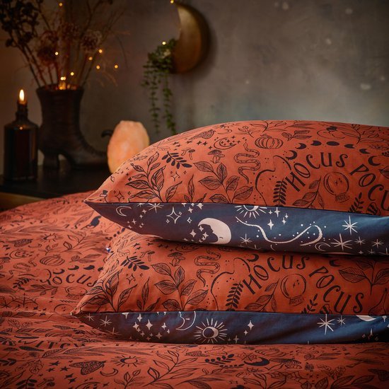 550x550-14513.jpg Unyqoos® Sfeervol eenpersoons beddengoed met magische symbolen en warme kleuren
