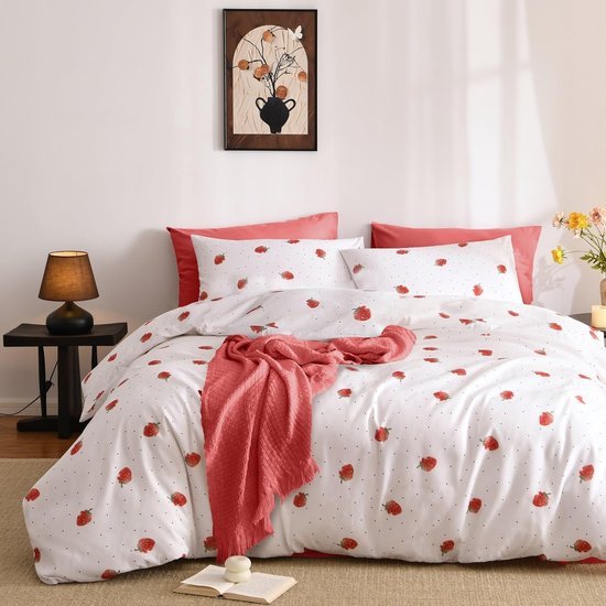 550x550-14537.jpg Unyqoos® Kinderbeddengoedset van microvezel met aardbeienmotief en ritssluiting