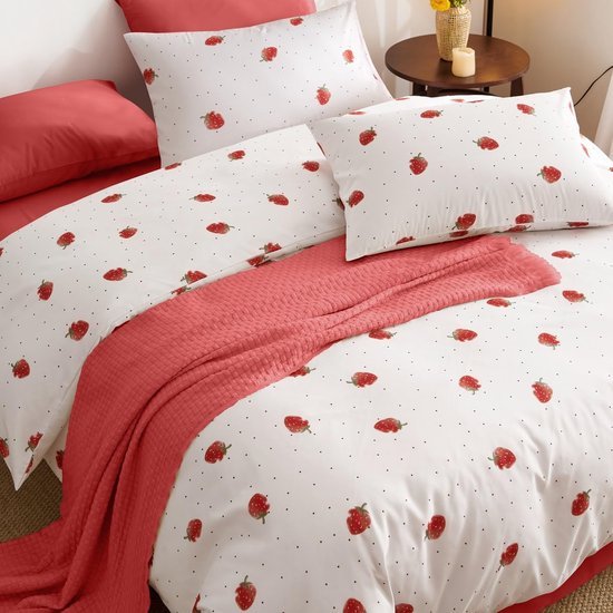 550x550-14540.jpg Unyqoos® Kinderbeddengoedset van microvezel met aardbeienmotief en ritssluiting