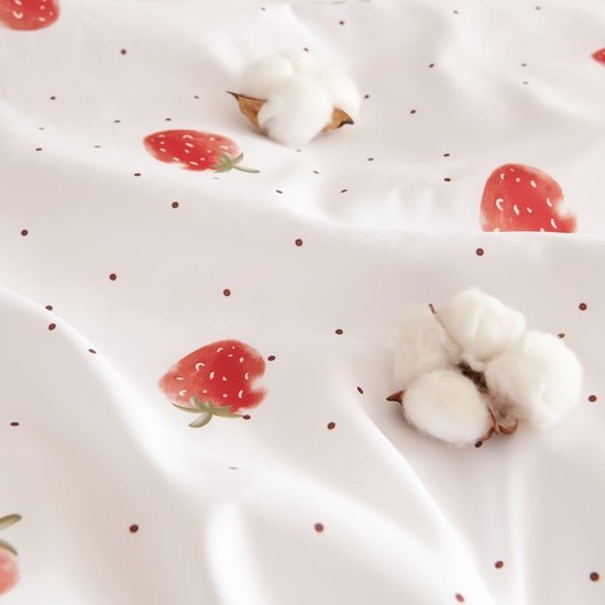 550x550-14541.jpg Unyqoos® Kinderbeddengoedset van microvezel met aardbeienmotief en ritssluiting