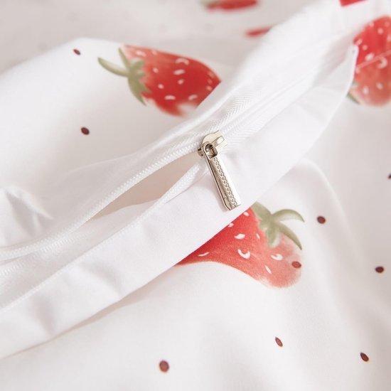 550x550-14542.jpg Unyqoos® Kinderbeddengoedset van microvezel met aardbeienmotief en ritssluiting