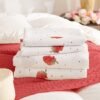550x550-14544.jpg Unyqoos® Kinderbeddengoedset van microvezel met aardbeienmotief en ritssluiting
