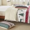 Unyqoos® Sfeervolle kerstbeddenset met kerstboommotief en kussenslopen