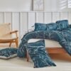 Unyqoos® Luxe beddengoedset met tropisch bladpatroon en kussenslopen, marineblauw