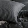 Unyqoos® Zacht en strijkvrij microvezel beddengoed met gestreept antraciet patroon
