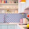 550x550-15898.jpg Unyqoos® Waterdicht zelfklevend schaakbordpatroon behang voor kleurrijke kinderkamer