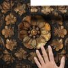 550x550-16573.jpg Unyqoos® Zelfklevend bloemenbehang met goud en zwart voor luxe interieur