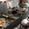 Unyqoos® Zelfklevend marmerlook behang in zwart en goud voor keuken en badkamer