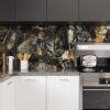 Unyqoos® Zelfklevend marmerlook behang in zwart en goud voor keuken en badkamer