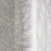 Unyqoos® Modern vliesbehang met bosmotief in wit en zilver voor een frisse uitstraling
