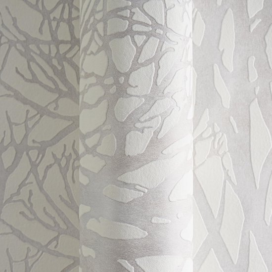 Unyqoos® Modern vliesbehang met bosmotief in wit en zilver voor een frisse uitstraling