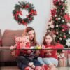 Unyqoos® Elegante kunstkerstkrans met rode bessen en dennenappels voor winterdecoratie