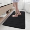 Unyqoos® Zwarte absorberende badmat met traagschuim en antislip voor veilig gebruik