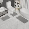 550x550-22439.jpg Unyqoos® Antislip Badkamermat Set van Drie Stuks - Zacht, Waterabsorberend, en Machinewasbaar in Lichtgrijs