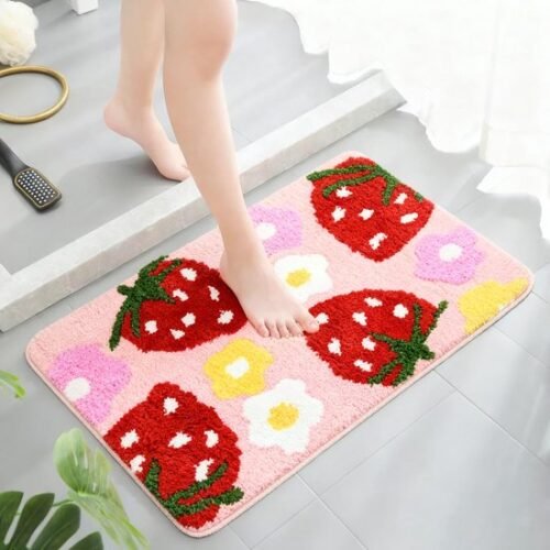 550x550-22674.jpg Unyqoos® Stijlvolle roze badmat met bloemen- en aardbeimotief en antislip onderzijde