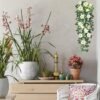 550x550-23691.jpg Unyqoos® Set van twee decoratieve kunsthangplanten met levensechte witte rozen