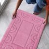 Unyqoos® Zachtroze rechthoekige badkamertegel met antislip en sneldrogende eigenschappen