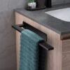 Unyqoos ® Stijlvolle Zelfklevende Handdoekhouder voor Badkamer en Keuken - Roestvrij Staal, Mat Zwart, Ruimtebesparend Ontwerp