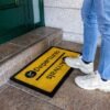 Unyqoos® Stijlvolle en Kleurrijke Deurmat voor Reizigers - Geel Vinyl 70 x 40 cm