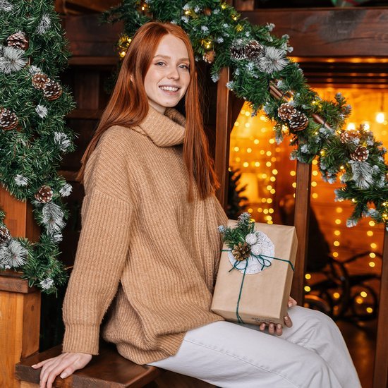 Unyqoos ® Feestelijke Kunstmatige Dennenslinger met Sneeuweffect en Dennenappels voor Binnen- en Buitendecoratie