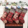 Unyqoos® Set van vier decoratieve kerstkousen met sneeuwvlokken en plaid patroon