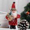 Unyqoos® Charmante staande kerstmanfiguur met rode pluche outfit voor feestelijke decoratie