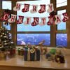 Unyqoos® Feestelijke kerstdecoratieset met peperkoekmanornamenten en vrolijke banner