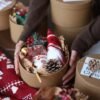 Unyqoos® Set van 32 natuurlijke mini-dennenappels met sneeuwlook voor decoratie