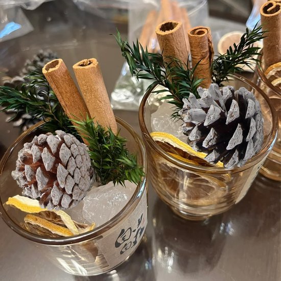 Unyqoos® Set van 32 natuurlijke mini-dennenappels met sneeuwlook voor decoratie