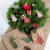 550x550-32502.jpg Unyqoos® Set van 6 decoratieve houten kerstboomhangers in diverse kleuren