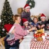 Unyqoos® Feestelijke set van 36 rode kerstmutsen met witte pompons voor volwassenen