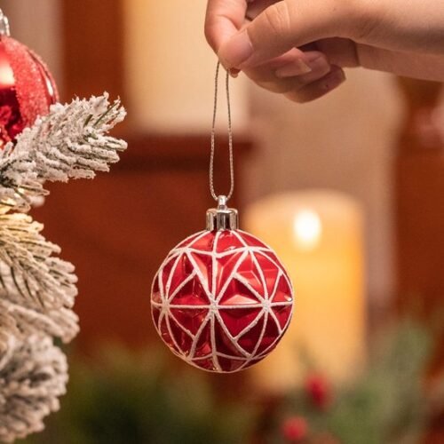 550x550-32629.jpg Unyqoos® Traditionele kunststof kerstballenset in rood-wit thema met ophanghaakjes