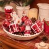 Unyqoos® Traditionele kunststof kerstballenset in rood-wit thema met ophanghaakjes