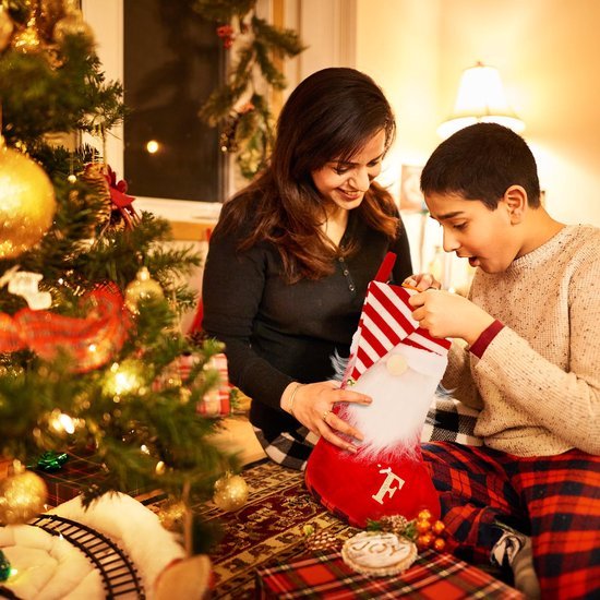 Unyqoos® Gepersonaliseerde kerstkousen met geborduurde letters voor sfeervolle kerstdecoratie