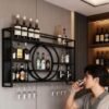 550x550-37000.jpg Unyqoos® Ruimtebesparend zwart wandgemonteerd metalen wijnrek met glasopslag