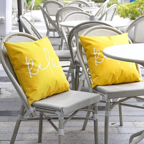 550x550-37282.jpg Unyqoos® Set van 2 Gele Waterbestendige Kussenhoezen met Elegante Print voor Binnen en Buiten