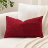 Unyqoos® Donkerrode corduroy kussensloop met gestreept patroon voor stijlvolle inrichting
