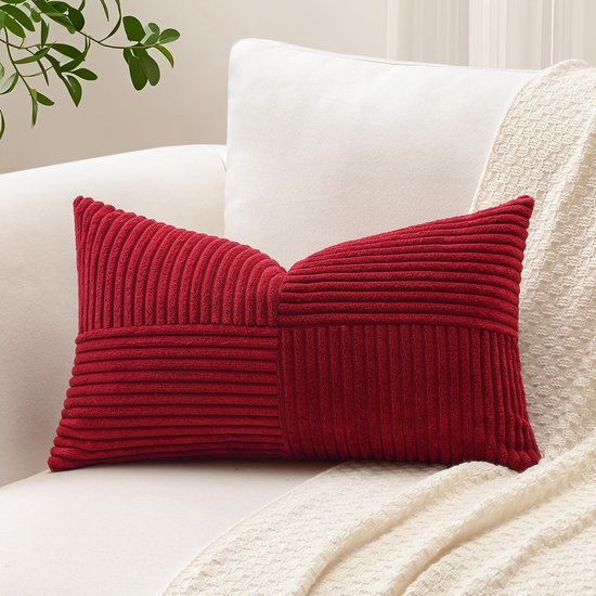 Unyqoos® Donkerrode corduroy kussensloop met gestreept patroon voor stijlvolle inrichting