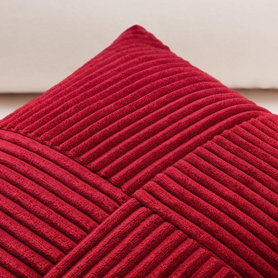 Unyqoos® Donkerrode corduroy kussensloop met gestreept patroon voor stijlvolle inrichting