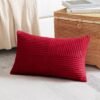Unyqoos® Donkerrode corduroy kussensloop met gestreept patroon voor stijlvolle inrichting