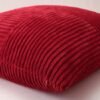 Unyqoos® Donkerrode corduroy kussensloop met gestreept patroon voor stijlvolle inrichting